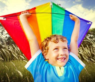 Küçük çocuk iskambil uçurtma