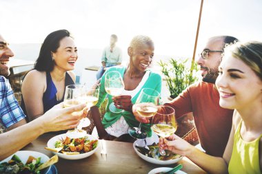 Farklı insanlar arkadaş dışarı asılı