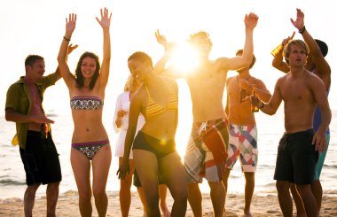 İnsanlar Beach Party kavramı kutlama
