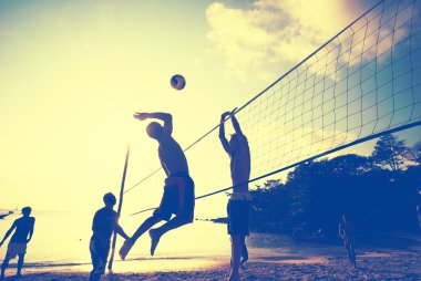 Plaj voleybolu oynayanlar