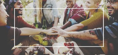 Dışarı asılı açık havada partide arkadaşlar