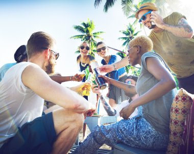 Dışarı asılı açık havada partide arkadaşlar