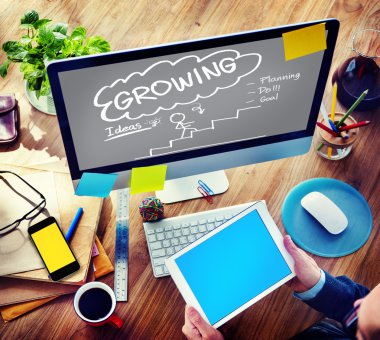 İşlem büyüyen ile bilgisayar kullanan adam