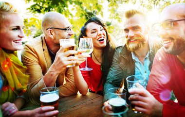 Farklı insanlar arkadaş dışarı asılı