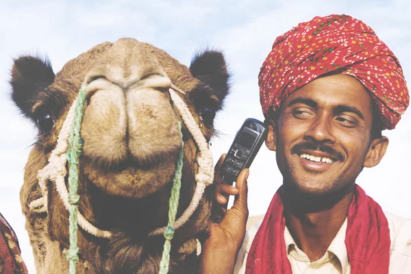 Aziatische man met telefoon — Stockfoto