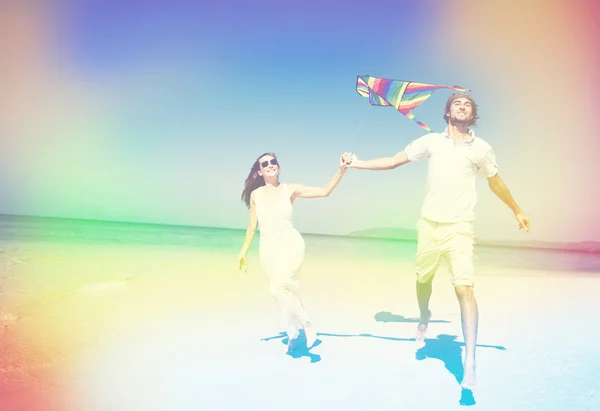 Pareja en la playa, Kite Flying Concept — Foto de Stock