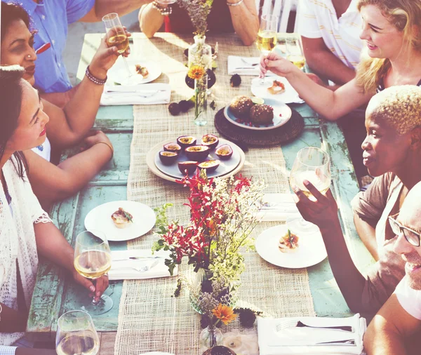 Farklı insanlar öğle yemeği açık havada — Stok fotoğraf