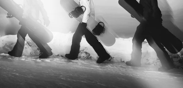 Группа сноубордистов — стоковое фото
