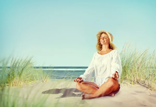 Kadının meditasyon kavramı yapması — Stok fotoğraf