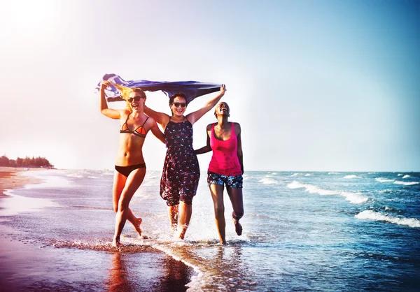 Kobiecości dziewczyny na plaży latem — Zdjęcie stockowe
