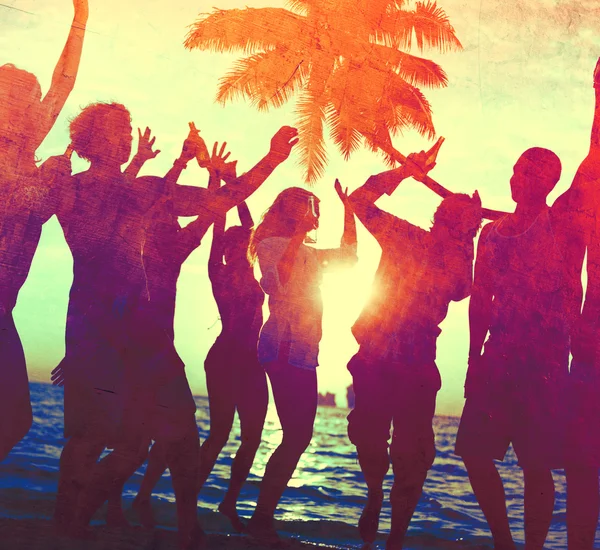 Pessoas celebrando no conceito de festa de praia — Fotografia de Stock