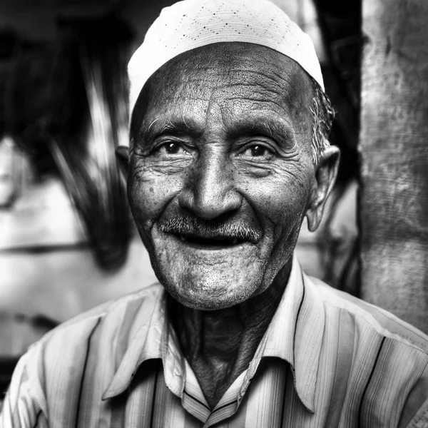 Índio sênior homem sorrindo — Fotografia de Stock