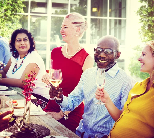 Amis Dîner à la fête en plein air — Photo