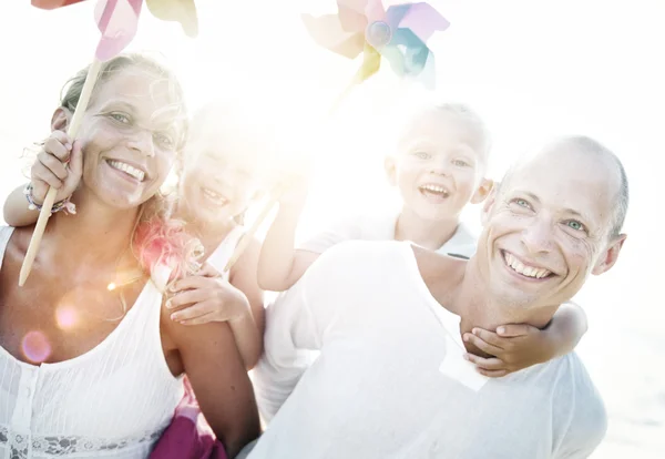 Familj med väderkvarn på havet semester Concept — Stockfoto