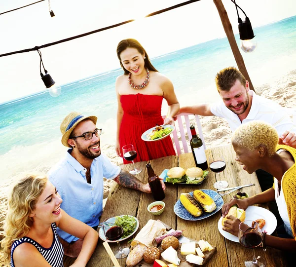 Vänner fest på stranden — Stockfoto