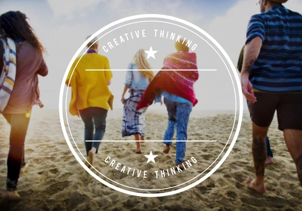 Happy vänner på stranden — Stockfoto