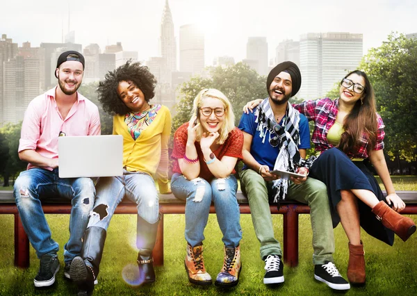 Vrolijke studenten in college park — Stockfoto