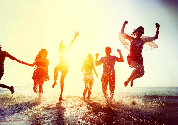 Vriendschap en vrijheid op strand Concept — Stockfoto