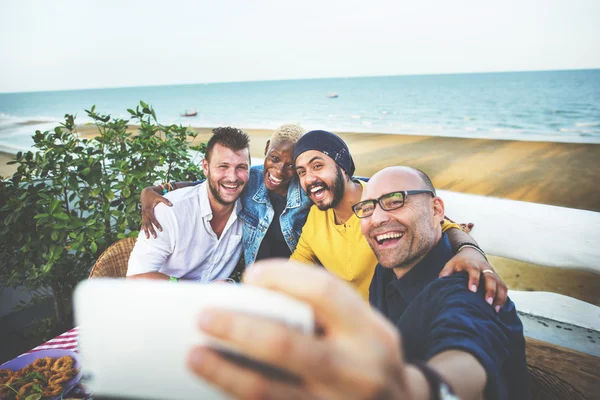 Mångfald vänner med Selfie Foto — Stockfoto