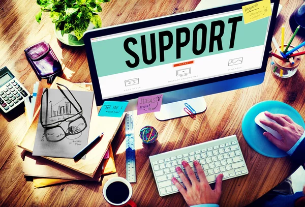 Uomo che utilizza laptop e concetto di supporto — Foto Stock