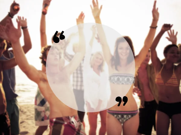 Menschen feiern bei Beachparty-Konzept — Stockfoto