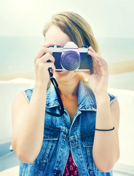 Conceito de mulher fotógrafa bonita — Fotografia de Stock