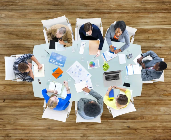 Gente de negocios trabajando en la oficina —  Fotos de Stock