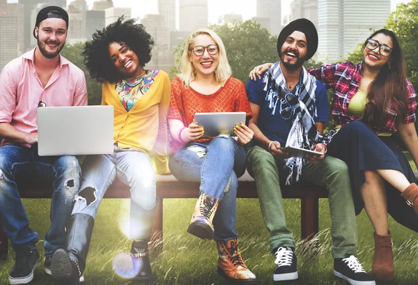 Amigos y tecnología, juntos Concepto — Foto de Stock