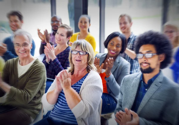 Olika människor glädje och vänskap — Stockfoto