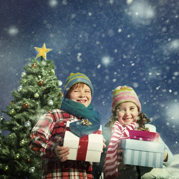 Різдвяні діти з подарунками — стокове фото