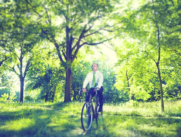 Empresário de bicicleta na floresta — Fotografia de Stock