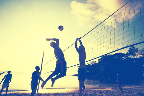 Gente jugando en Voleibol Playa — Foto de Stock