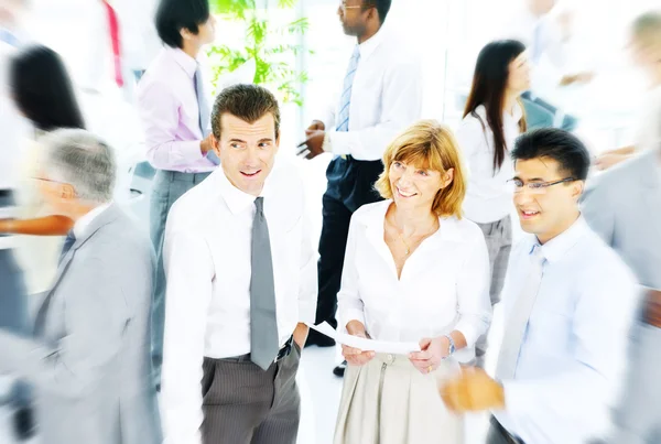 Geschäftsleute im Büro — Stockfoto