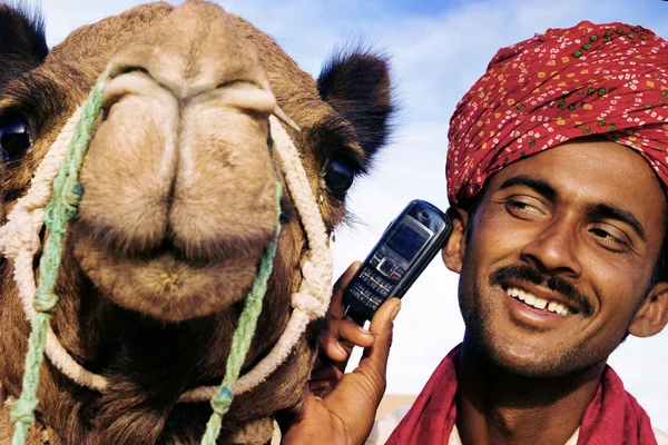 Asiatiska man använder telefon — Stockfoto