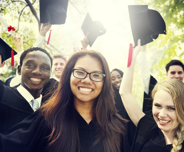 多样性学生庆祝毕业概念 — 图库照片