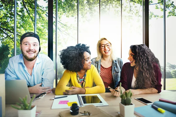 Diversi studenti universitari brainstorming in classe — Foto Stock