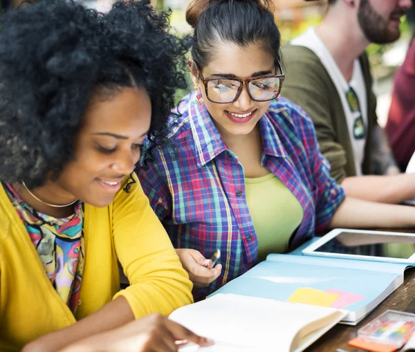 Mensen studeren, studenten op Campus Concept — Stockfoto