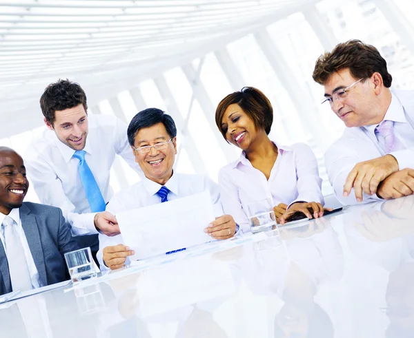 Les gens d'affaires travaillant à table — Photo