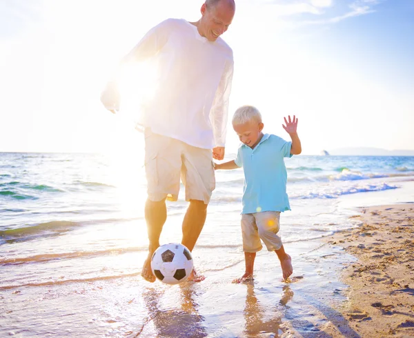 Pai e filho brincando no conceito de praia — Fotografia de Stock