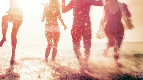 Φιλία στην παραλία καλοκαιρινές διακοπές έννοια — Φωτογραφία Αρχείου