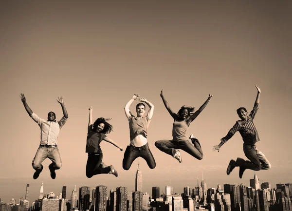 多民族の人々 のグループは、ジャンプします。 — ストック写真