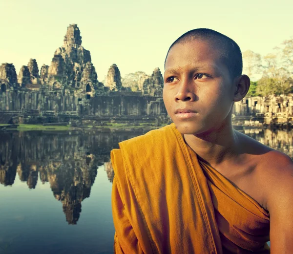 Monk, Angkor Wat düşünürken — Stok fotoğraf