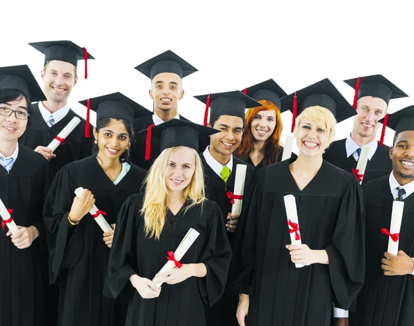 Estudantes diplomados com diplomas — Fotografia de Stock