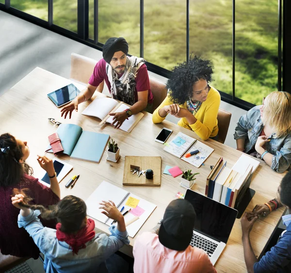 Gruppo di persone diverse che lavorano insieme — Foto Stock