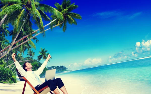 Бизнесмен отдыхает на пляже — стоковое фото