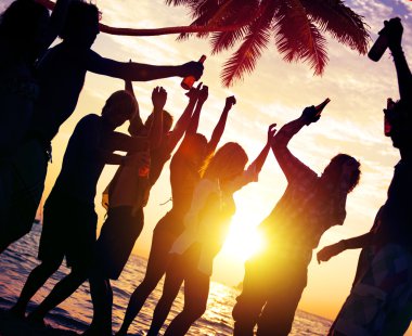 İnsanlar Beach Party kavramı kutlama