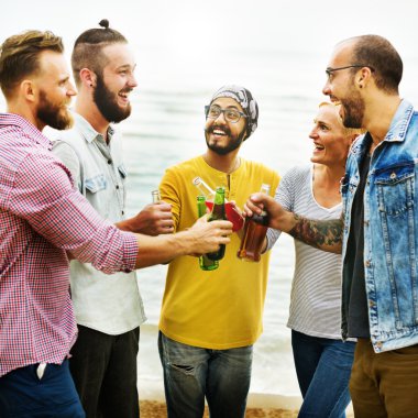 Arkadaşlar sahilde bira içiyor.