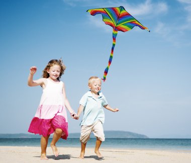 Çocuklar uçurtma kavramı ile oyun