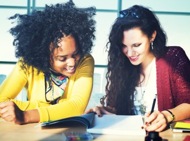 sınıfta okuyan kız öğrencilerin