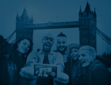 tower bridge yakınındaki selfie alarak arkadaşlar